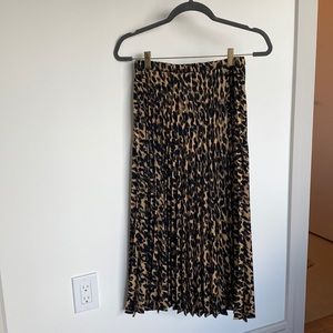 Pleated midi skirt in leopard print